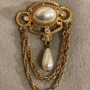 2/$10 4 Vintage Gold Tone Brooch Lot